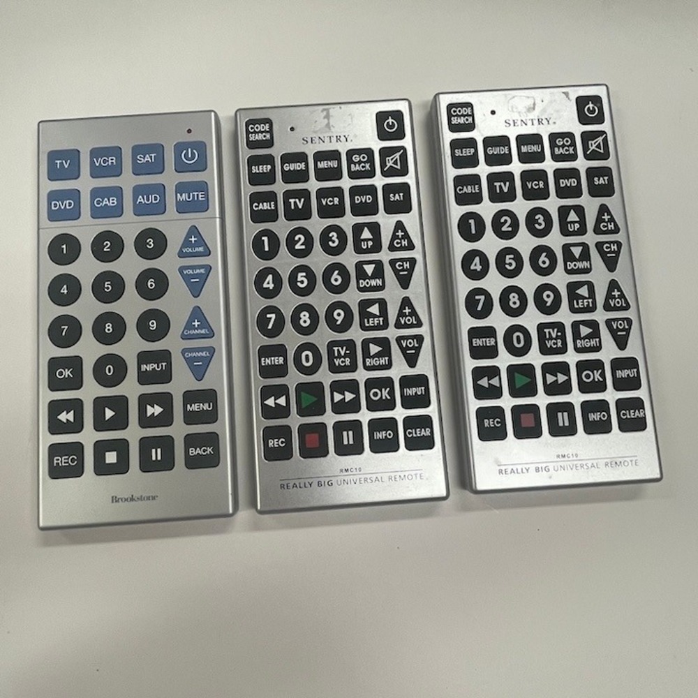 Jumbo TV Remotes Gag Gifts Universal Three in Lot Brookstone Sentry UNTESTED